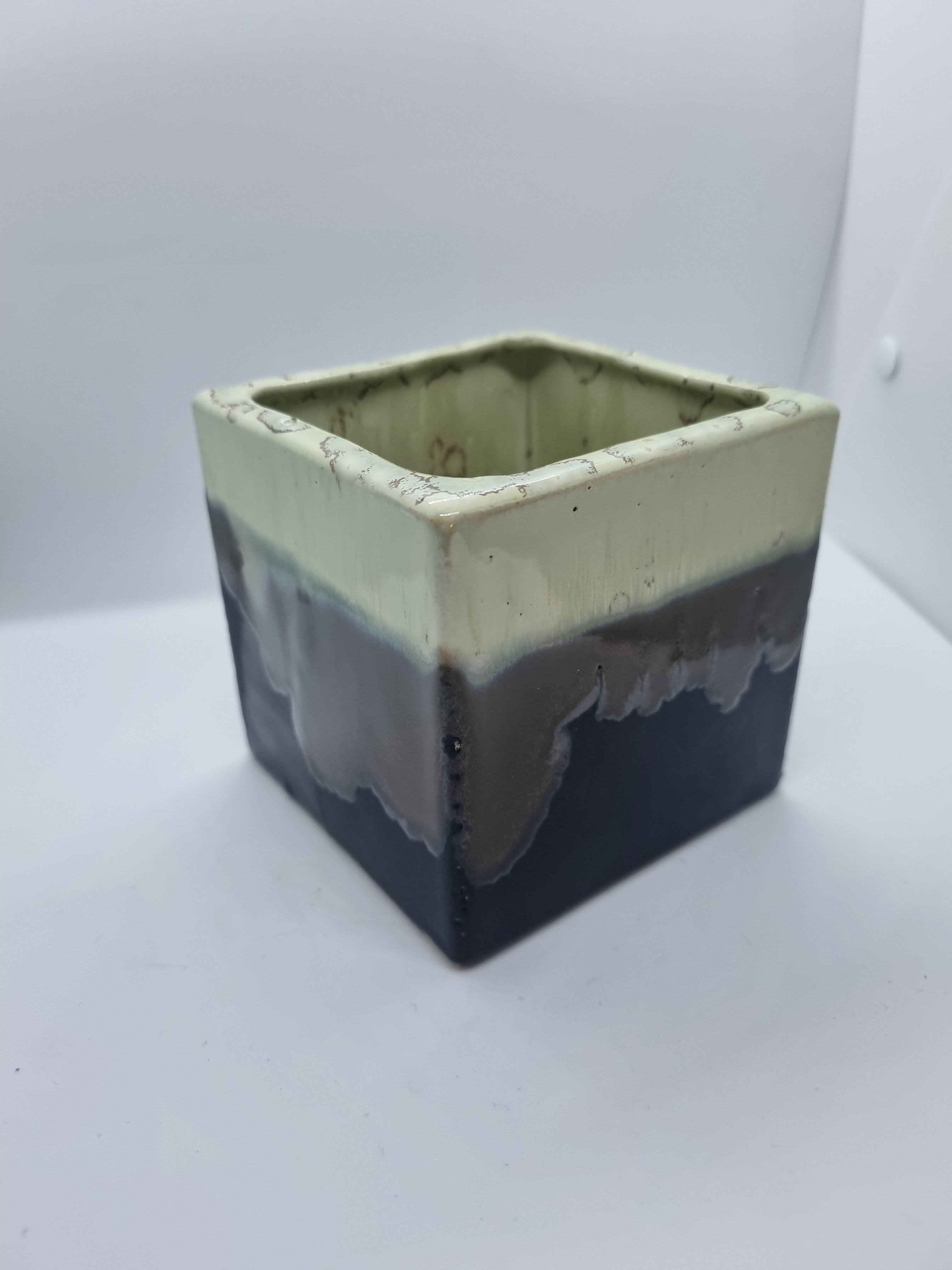 Lille firkantet skål i lysegrøn glasur med Krystaleffekt/mat sort
