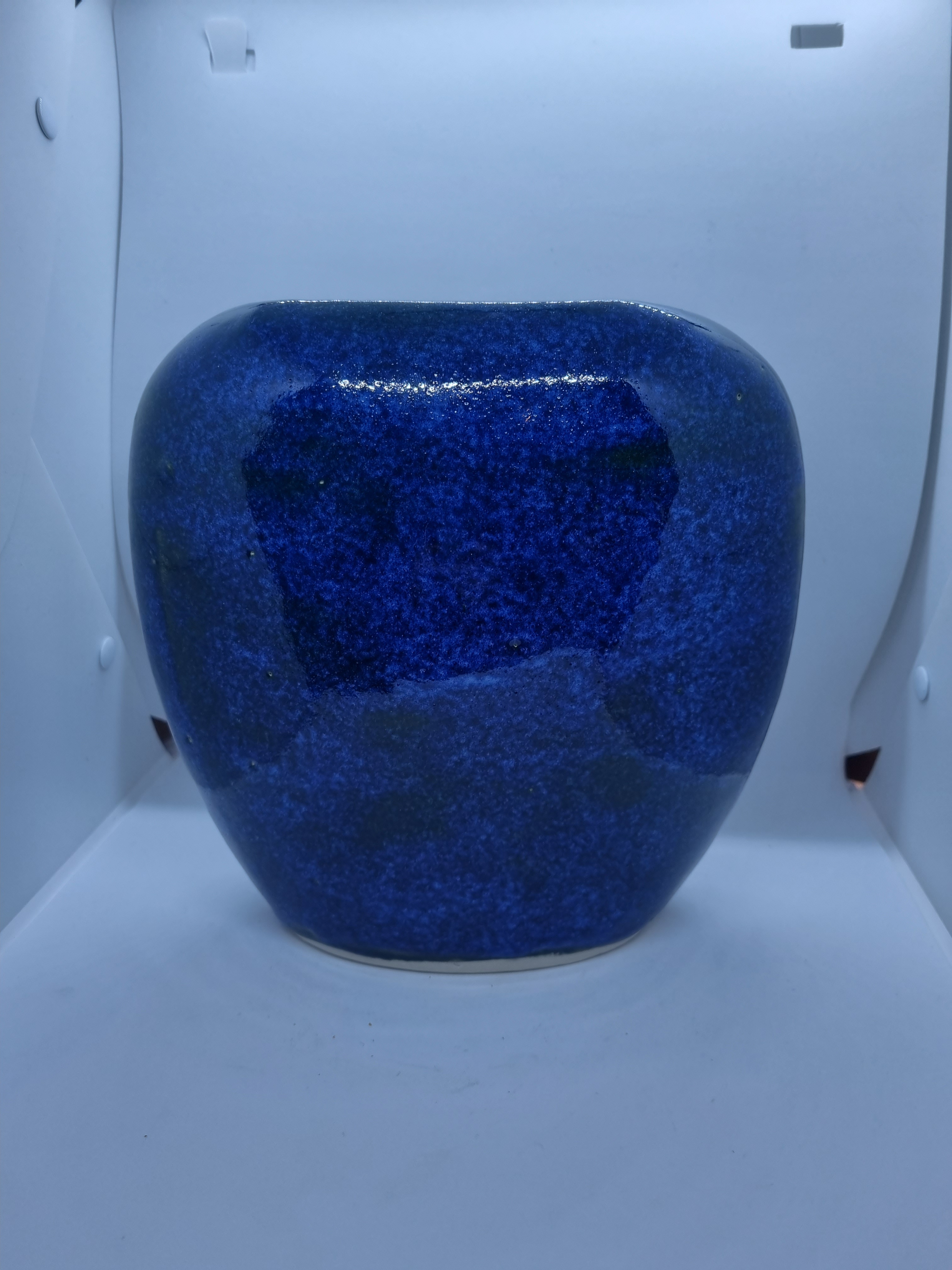 Vase i Ko-klokke facon i mørkeblå blank glasurr