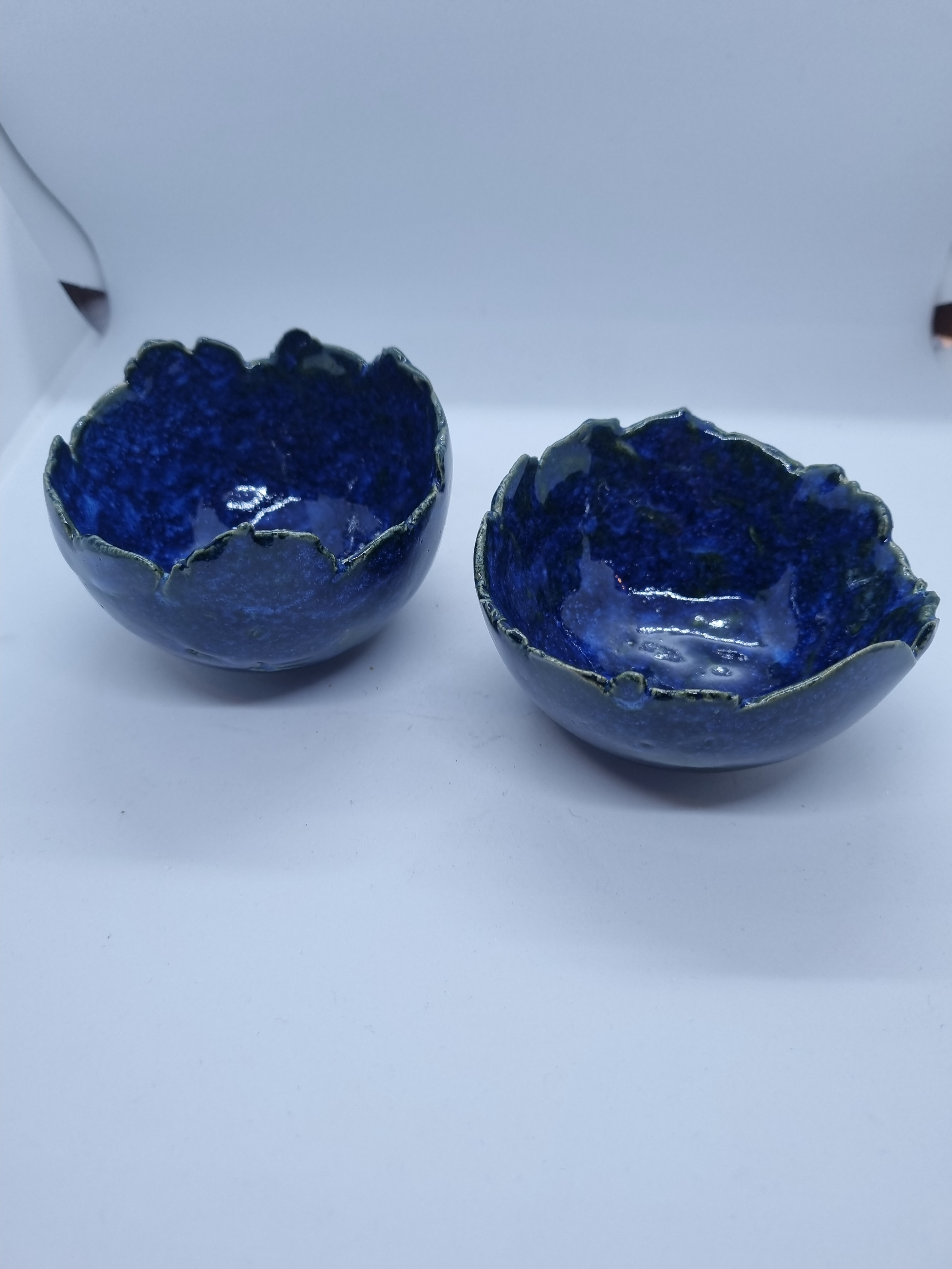 2 små skåle i mørkeblå blank glasur
