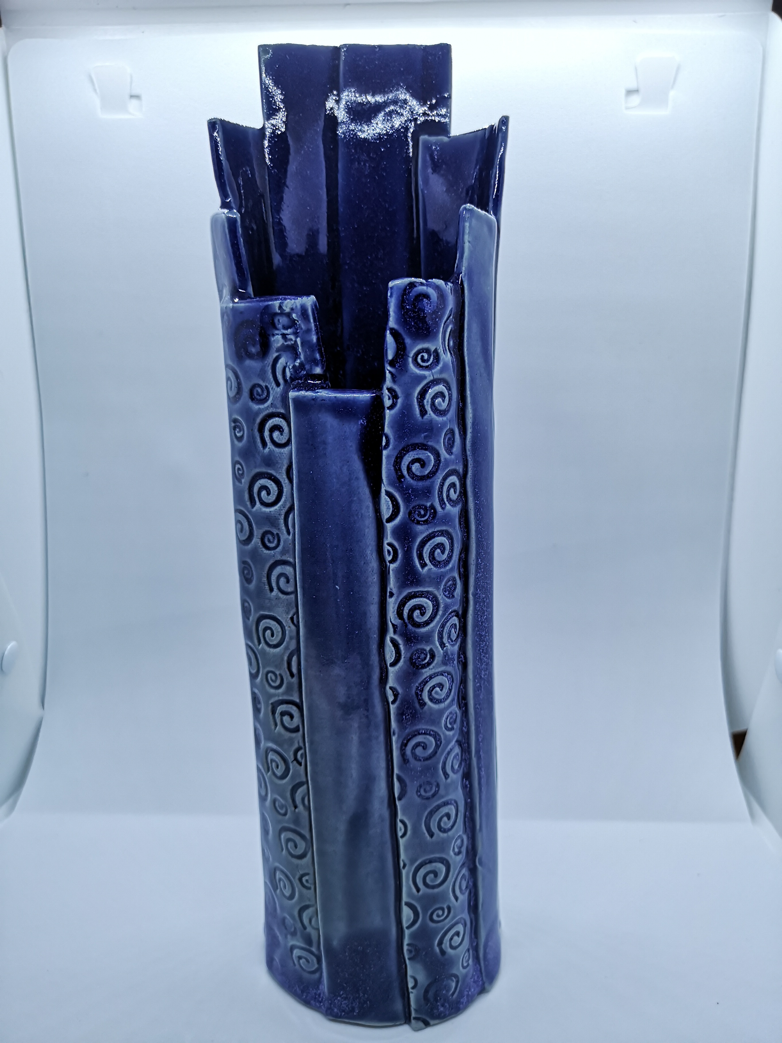 Dekorativ vase md præg i blank blå