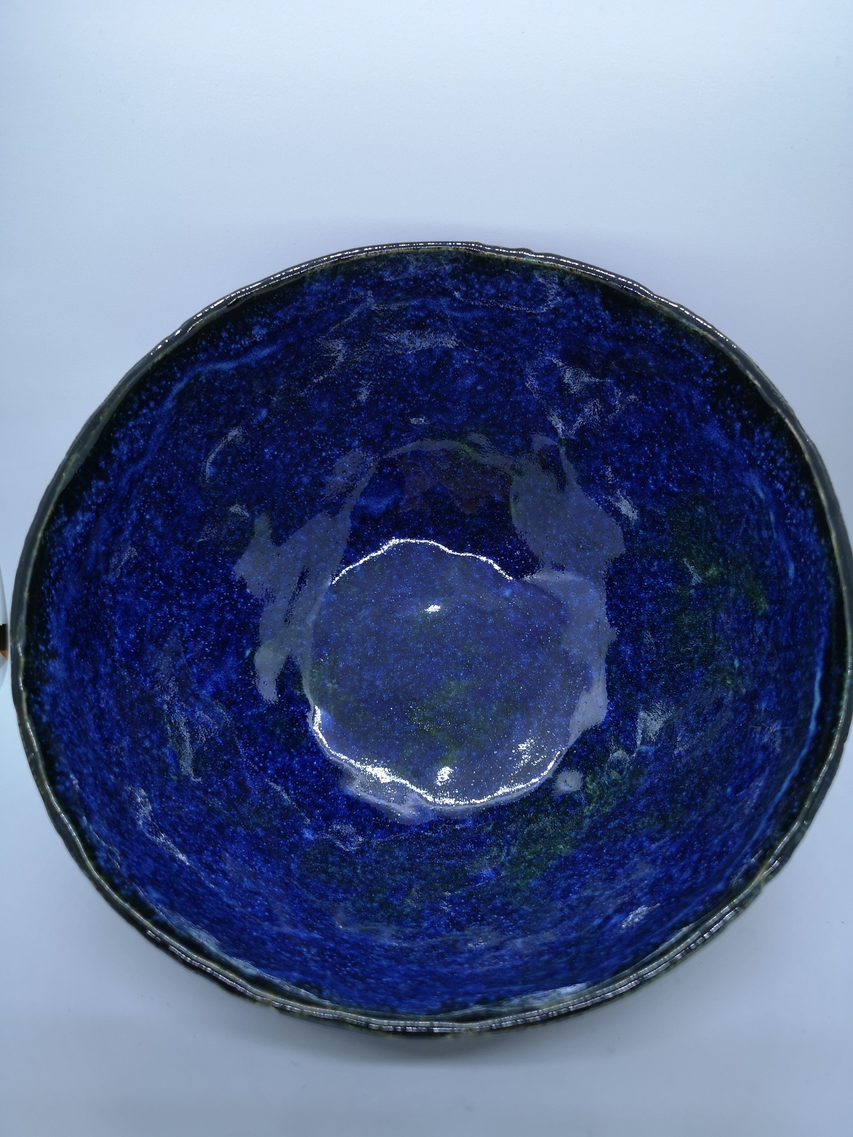 Lav skål i blank blå med sort kant
