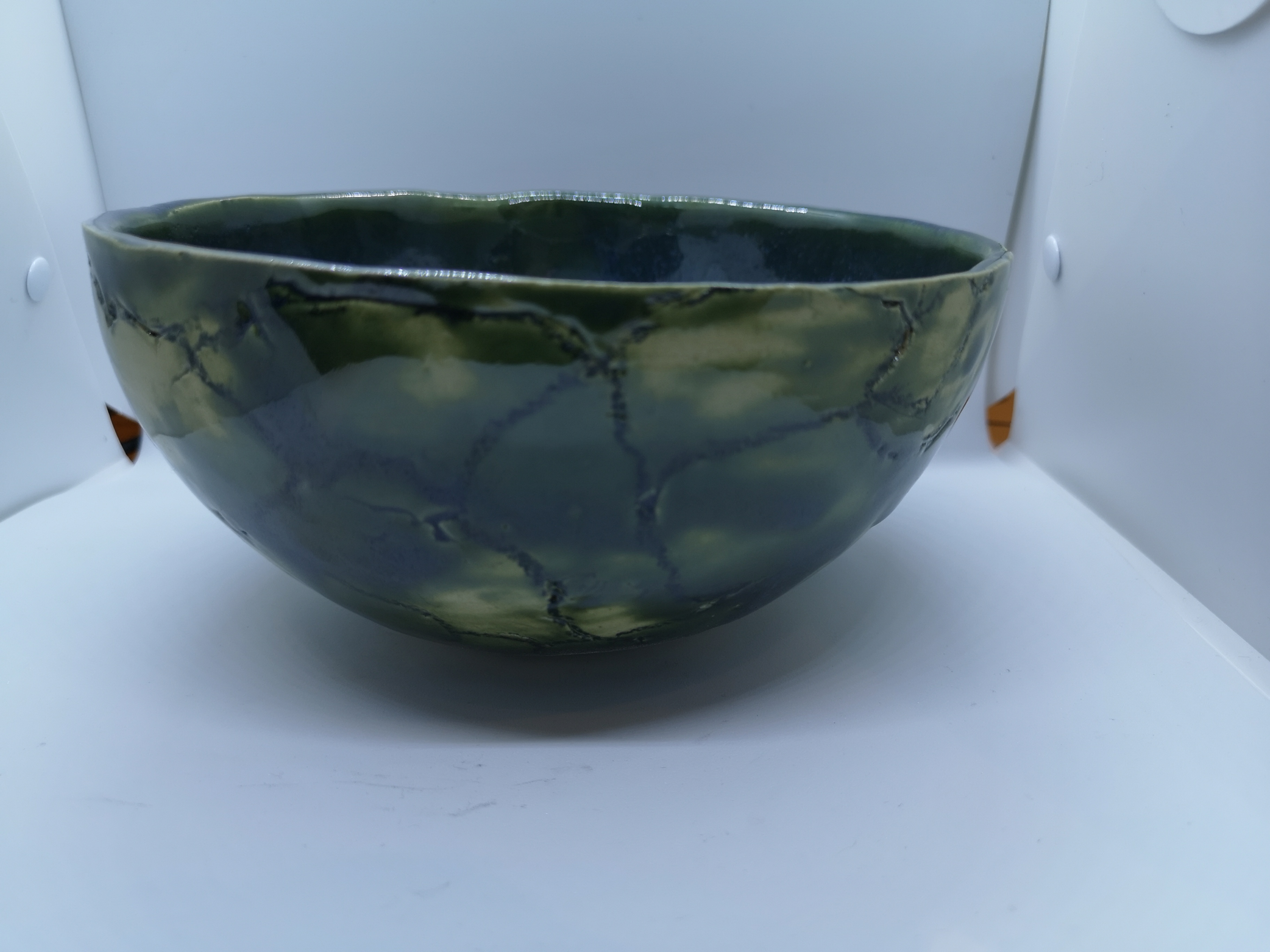 Kvætset skål i blank grøn