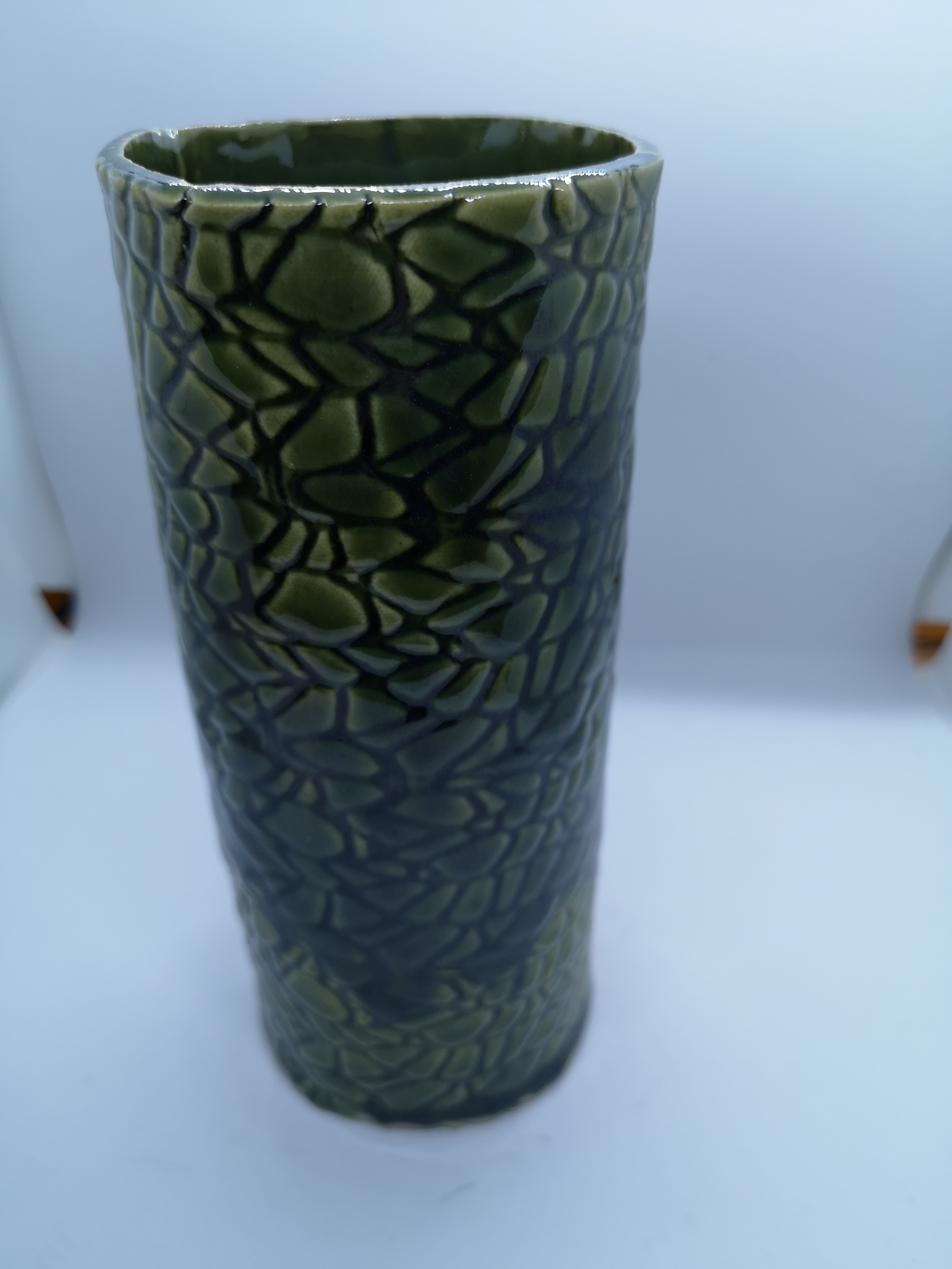 Vase med præg i blank grøn