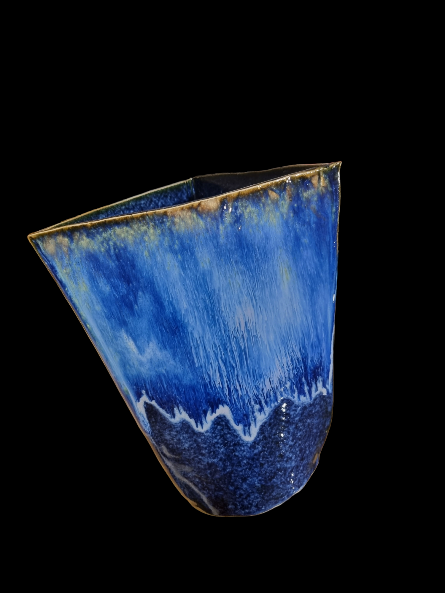 Vase rund i bunden og trekantet foroven i blå nuancer